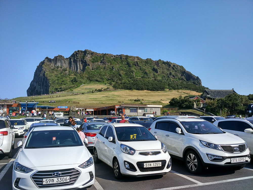 El cono volcánico de Jeju visto desde el parking