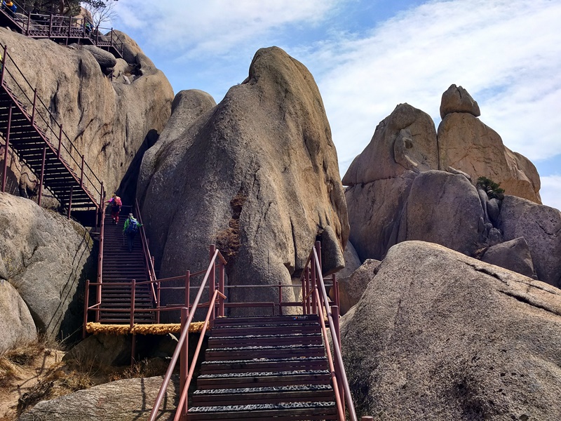 Escaleras camino a Ulsanbawi