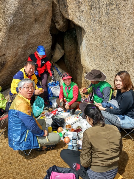 Grupo de coreanos celebran con una comida el ascenso