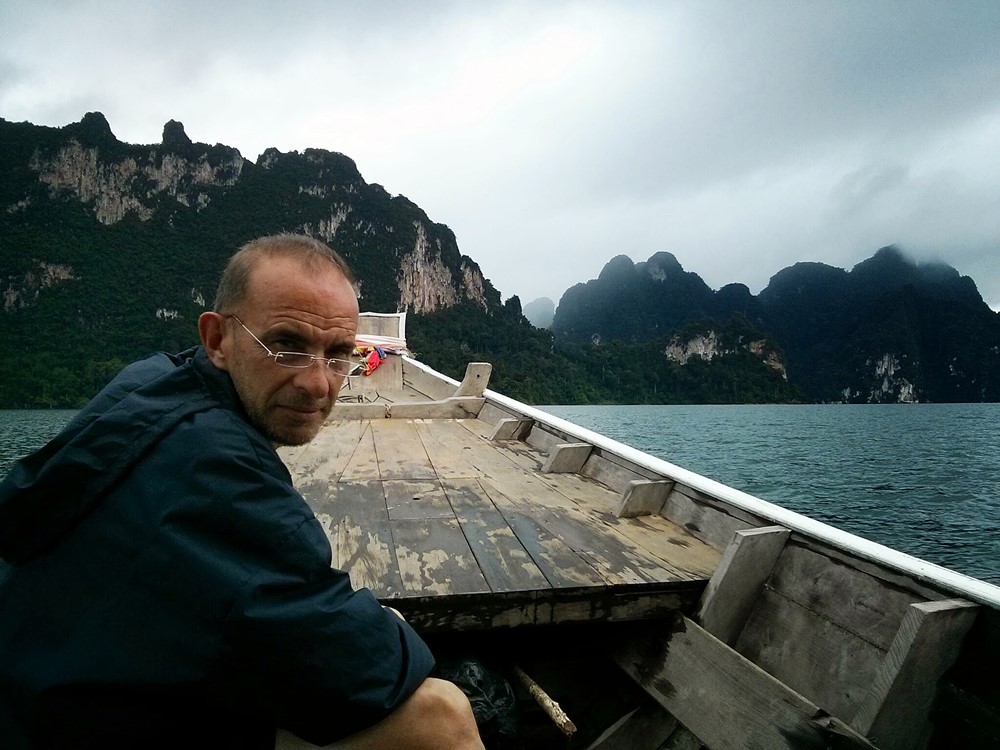 PW en el lago Chiew Lan en Tailandia