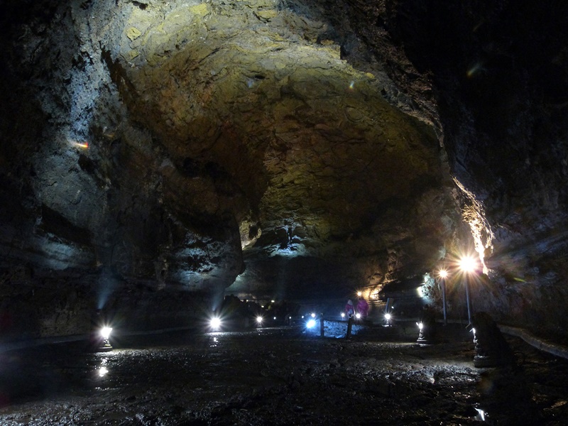 Túneles de lava en la cueva Manjanggul