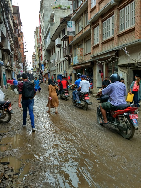 Aspecto de una calle de Katmandú tras llover