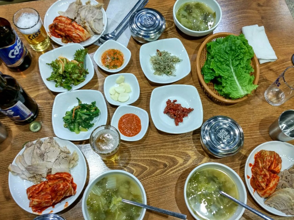 Despliegue gastronómico en nuestra primera noche en Corea
