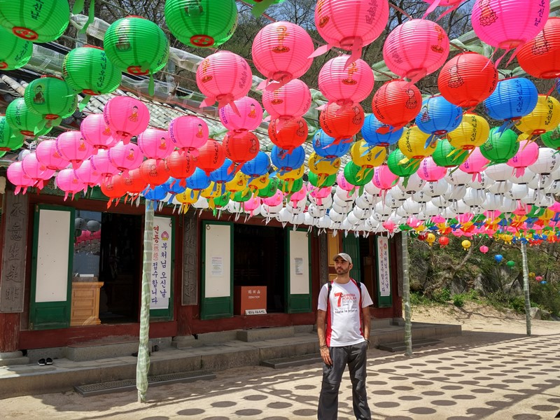 Pasando desapercibido en un templo de Corea