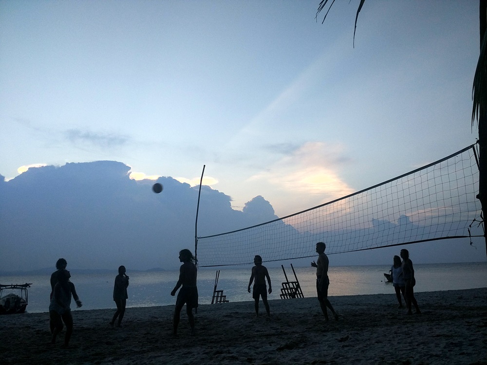 Jugar al voley por la tarde en Kapas es un placer