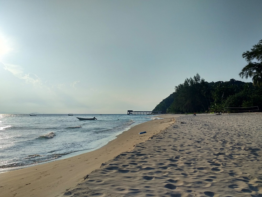 La playa del embarcadero de Kapas, desierta al atardecer