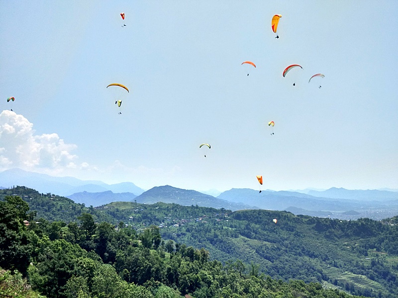 Parapentes rumbo a Sarangkot