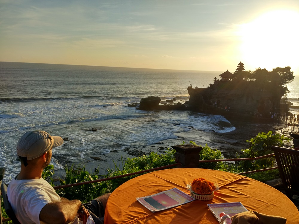 Contemplando el atardecer de Tanah Lot