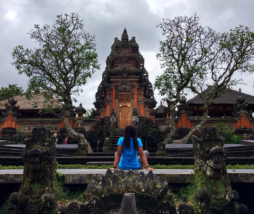 Contemplando el templo Pura Taman Saraswati en Ubud