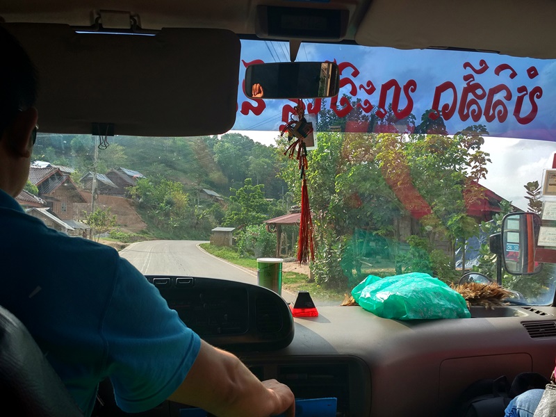 En primera fila del bus a Luang Namtha