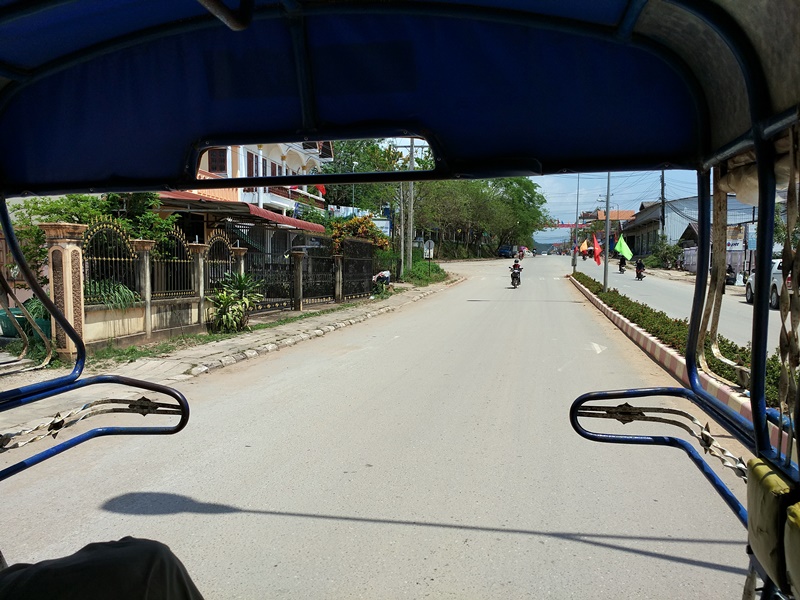 En tuk-tuk por alguna carretera de Laos