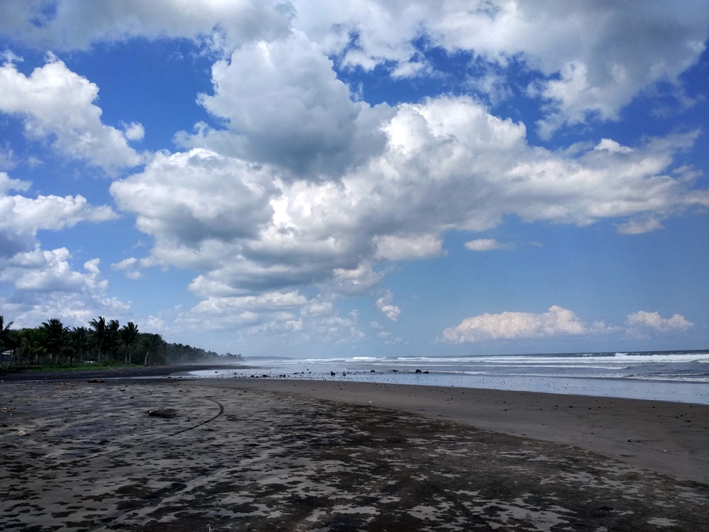 Playa negra y solitaria en el oeste de Bali