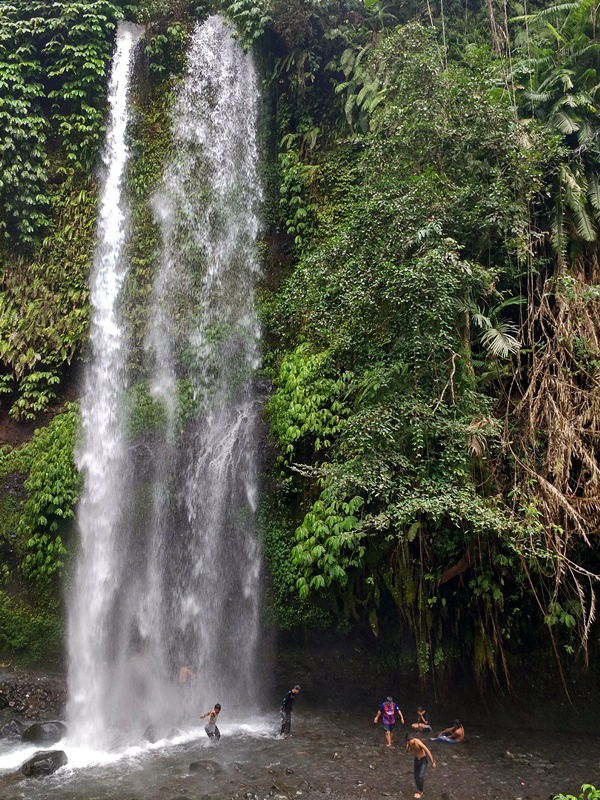 Bañándose en la cascada de Sendang Gile - Lombok