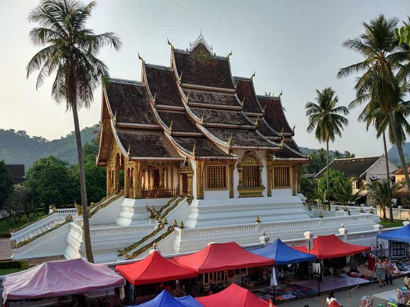 Comenzando el mercado nocturno de Luang Prabang