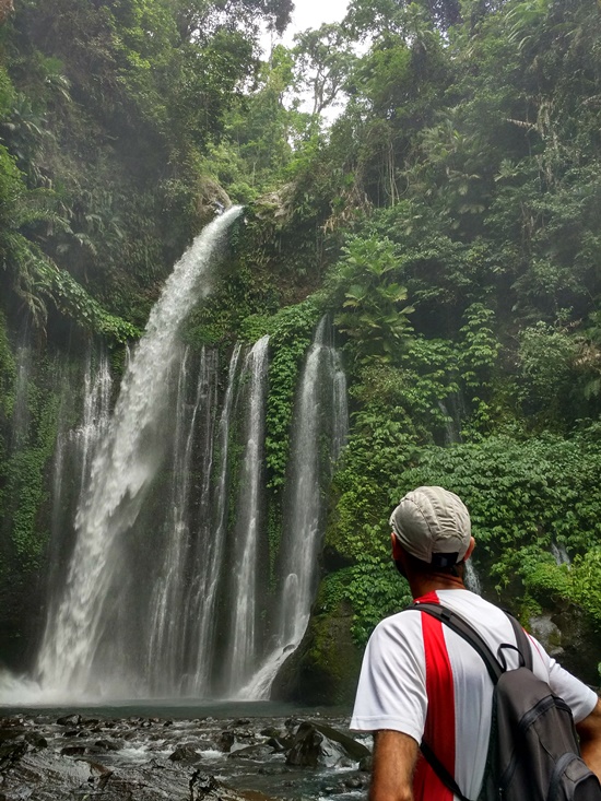 Contemplando Tiu Kelep en Senaru - Lombok