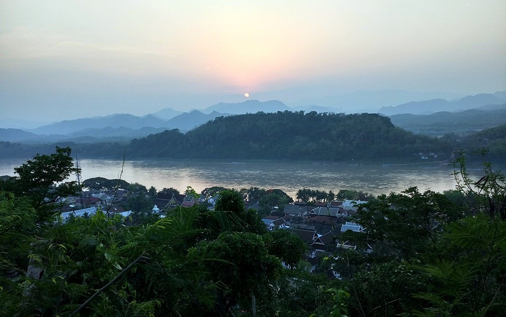 El sol se esconde en Luang Prabang