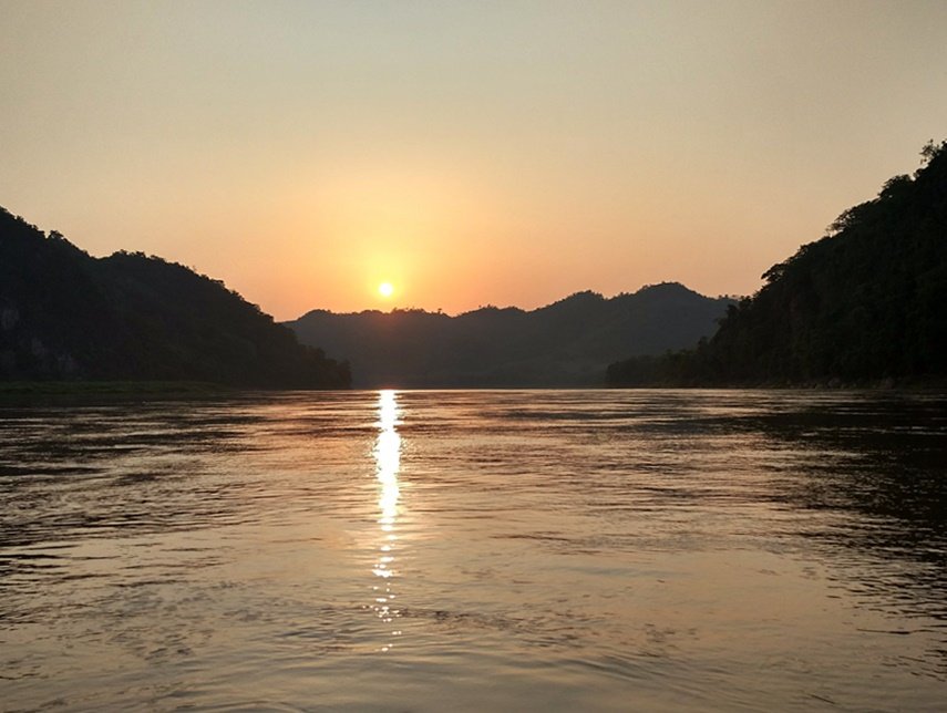 El sol se esconde por el Mekong