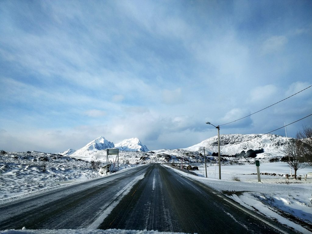 Conduciendo por la E10 de las Lofoten