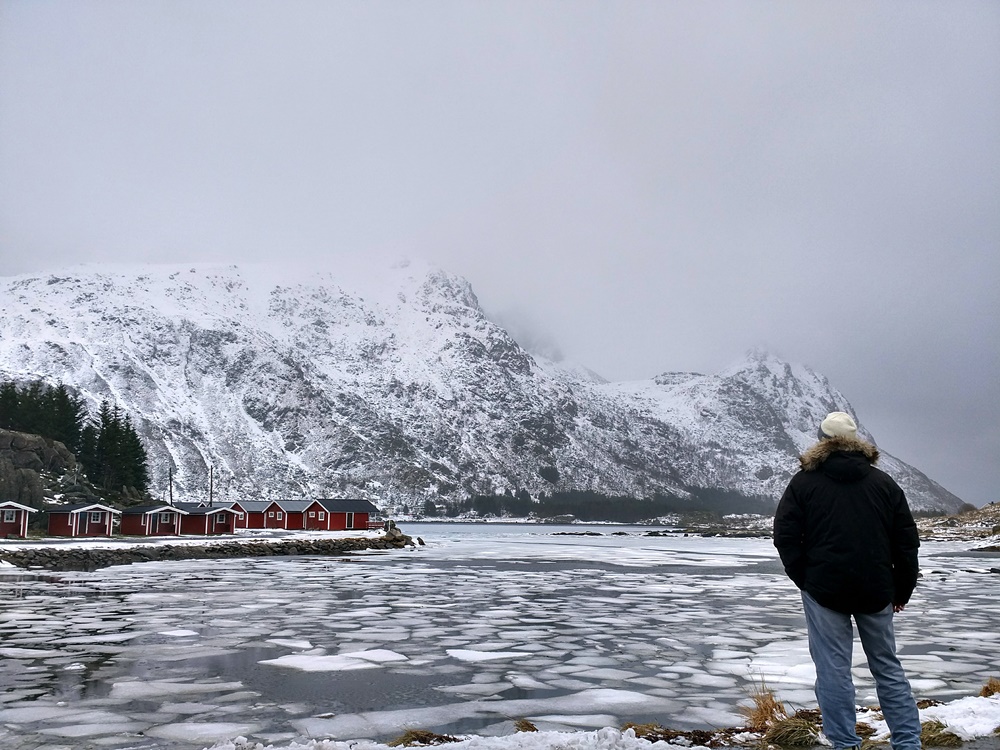 Contemplando el lago Brustranda