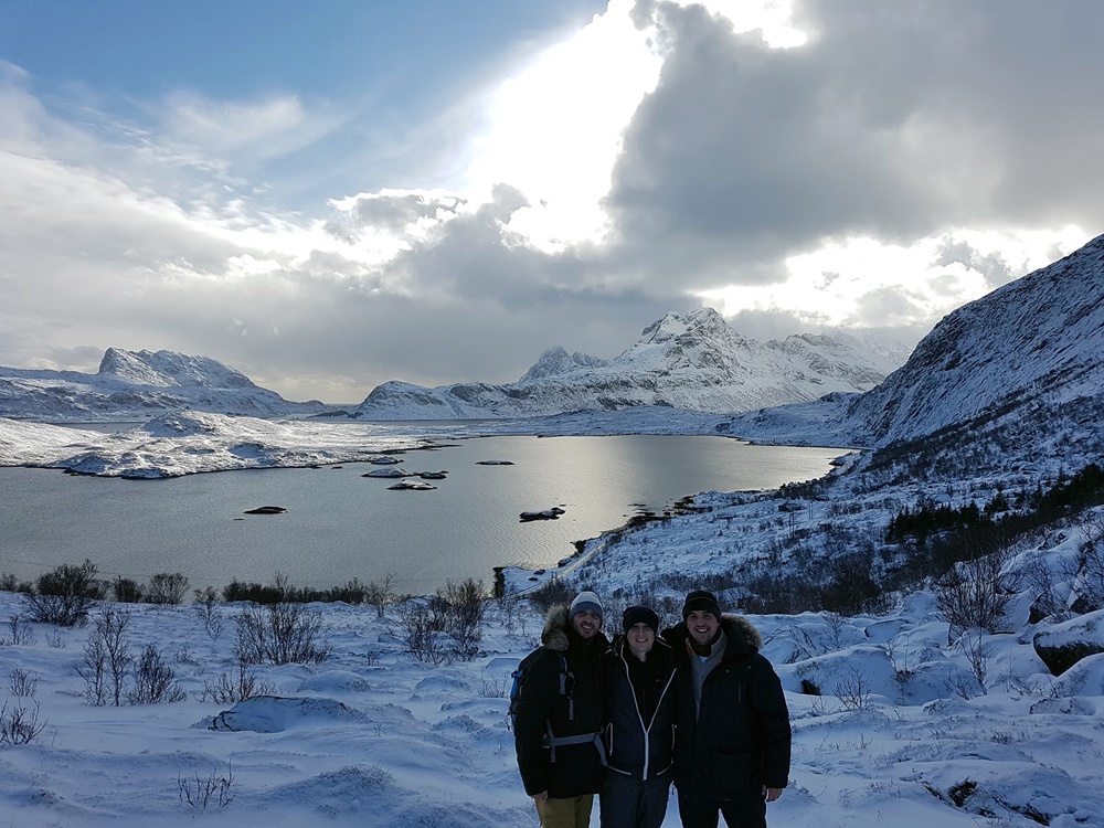 El equipo tras completar la mitad del ascenso a Fredvang