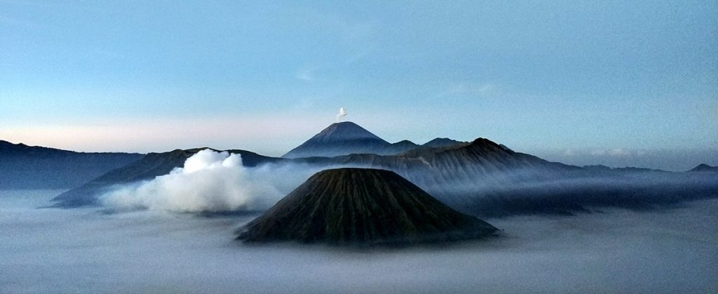 El Bromo entre nubes