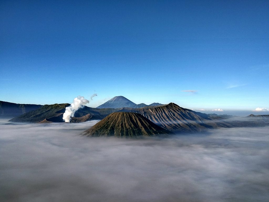 El mar de arena cubierto de nubes