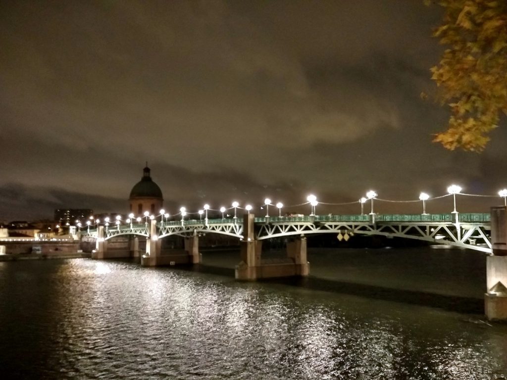 El puente de Saint Pierre de noche ilumina Toulouse