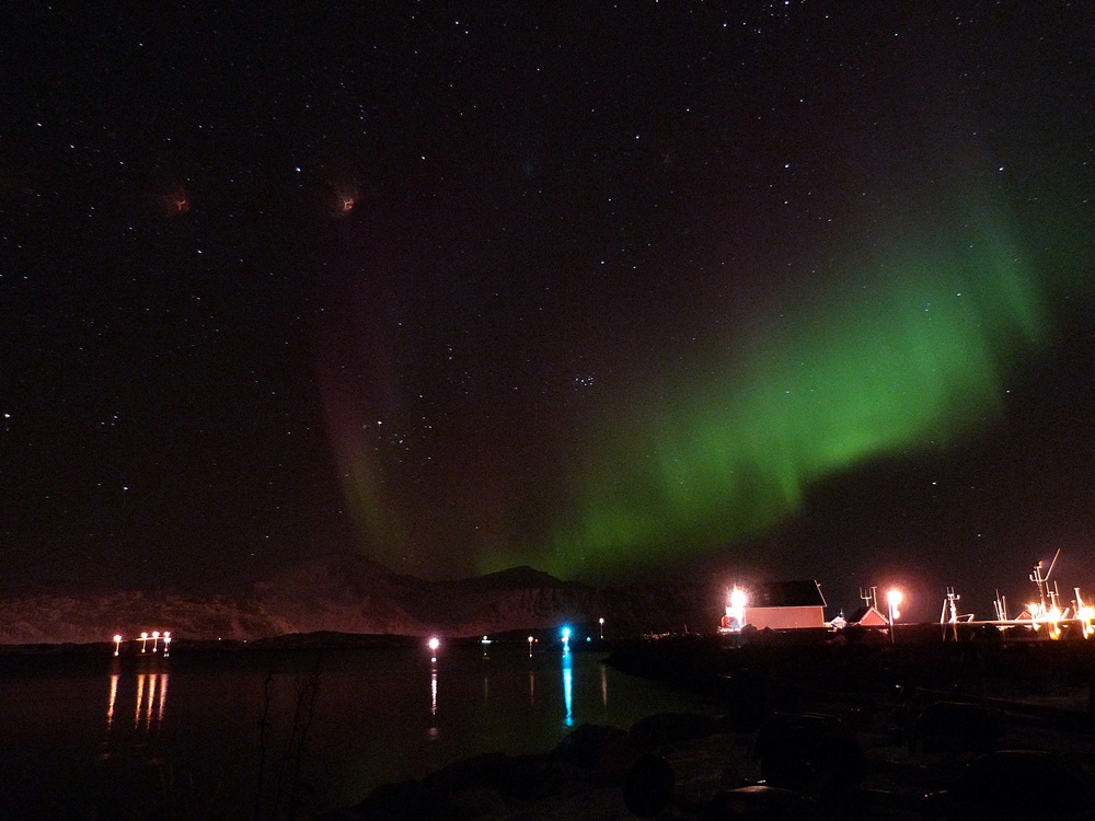 Auroras en la entrada de Ramberg - Lofoten