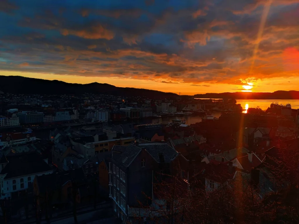 Atardecer-Bergen-Noruega