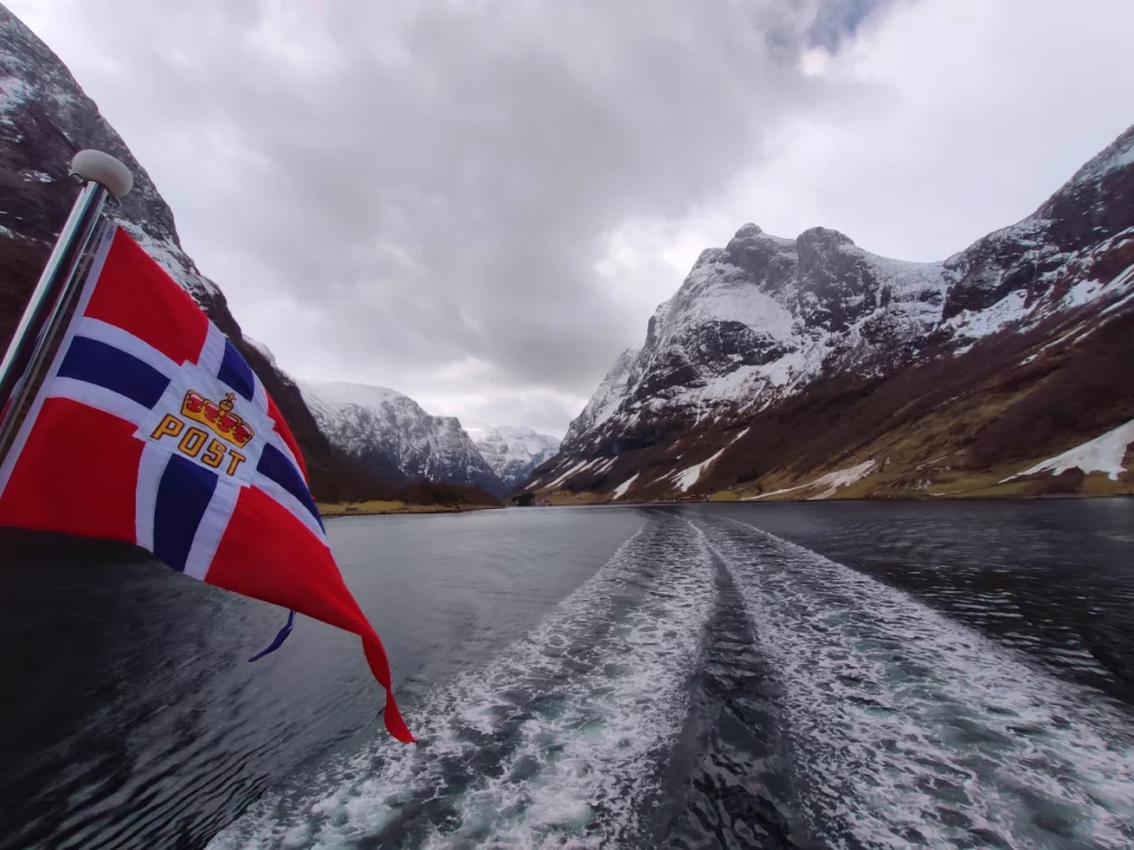 Barco-Ferry-Nærøyfjord-Noruega