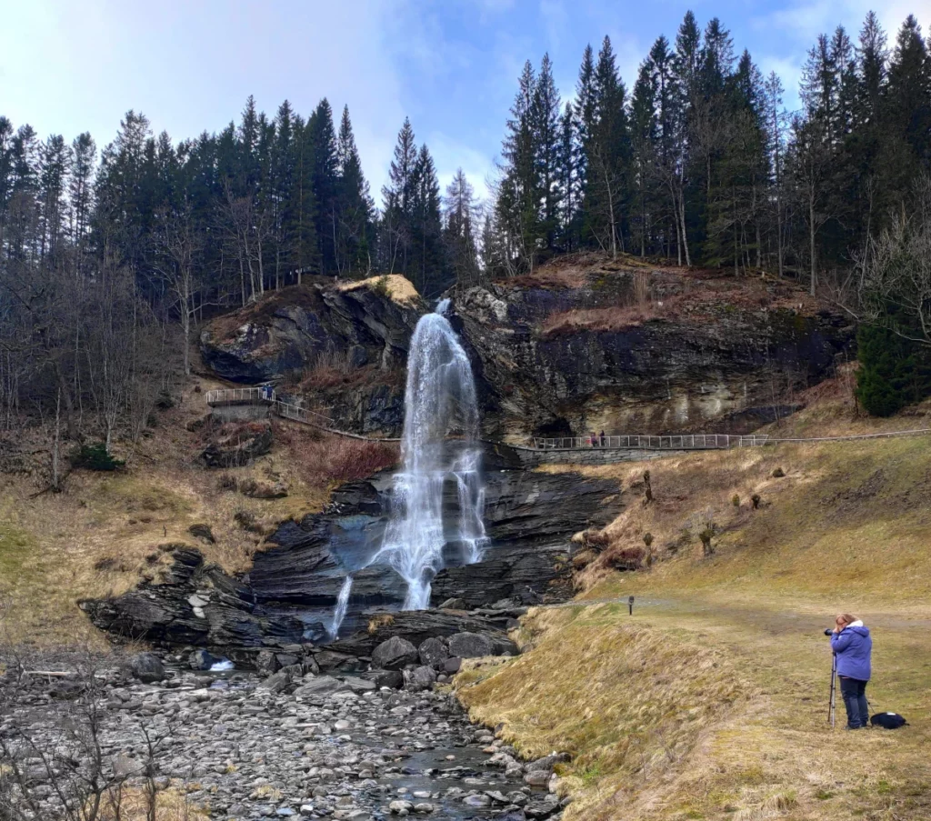 Steinsdalsfossen-Fiordos-noruegos