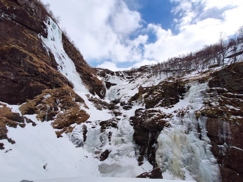 Tren-Flam-Cascada-Kjosfossen